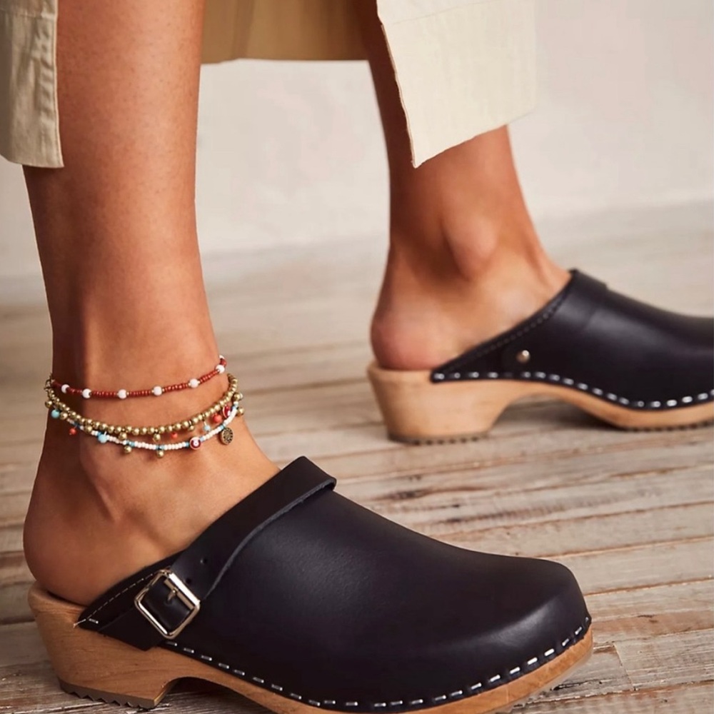 Mia Black Leather Clog Women’s Size 39 (approximately size 8/8-1/2)